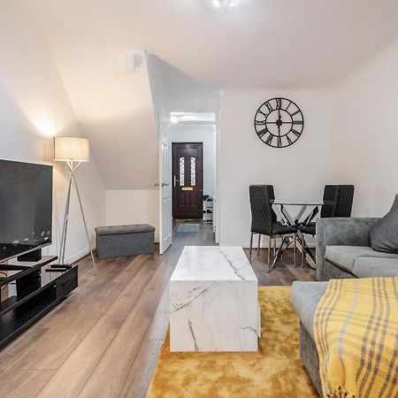 Lovely House In Dagenham / Barking With Free Parking, Wifi & Garden Exterior foto